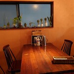Kitchen Hasegawa - 店内右壁のテーブル席。