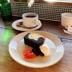 赤い屋根のカフェ テイクワン - さつまいもと黒ごまのパウンドケーキ