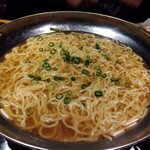 ばん鶏 - 〆のトドメ　モツ鍋スープに中華麺投入