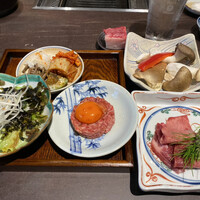 焼肉 きたん 法善寺 - 本当はコースなので一品一品提供されるが、消化しきれずに机上が瞬く間に賑やかになってしまった。