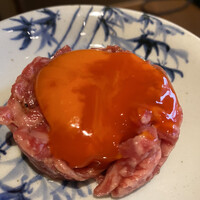 焼肉 きたん 法善寺 - パックリ割って溢れ出す愛しの黄身。