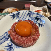 焼肉 きたん 法善寺 - オレンジかかった漬け黄身の美しいこと。