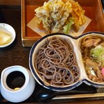 Niku Soba Maiduru - こちらは盛りそばと肉そばの週末限定セット。天ぷらが豪華です！舞茸天ぷらもある～(´﹃｀)