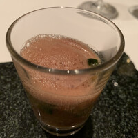 カンテサンス - ほうれん草とイタリアのグアンチャーレ（＝豚の頬肉の塩漬けのハム）、上の泡は焼いた栗の渋皮を使ったもの