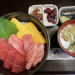 Izumi Suisam Maguro Sakaba - ランチの赤身中トロ丼　鮪の佃煮も美味しい。