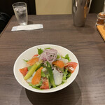 欧風カレー ガヴィアル - オリジナルサラダ７５０円。野菜だけでも十分美味しいサラダに、サーモン、タコなどのカルパッチョで旨味が重なり、とても美味しかったです（╹◡╹）