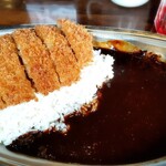 コクドウカレー - ジャンボメンチカツカレーを斜め上で。