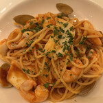 SATSUKI - 海の幸のスパゲティ トマト風味 ３０４５円。海老、イカがぷりぷりで、トマトソースも濃厚で、スパゲティの加減もバッチリで、とーっても美味しかったです（╹◡╹）（╹◡╹）
