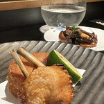 四季彩ダイニング　春 - 大山地鶏を一夜干しにしたものと雲仙ハムのハムカツ。