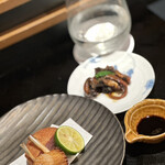 四季彩ダイニング　春 - 大山地鶏を一夜干しにしたものと雲仙ハムのハムカツ。