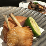 四季彩ダイニング　春 - 大山地鶏を一夜干しにしたものと雲仙ハムのハムカツ。