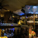 NEO SHOT BAR　深海の洞窟 - 魅惑のボトルが並んでいる様は見飽きない