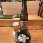 浜茂鮨 - 瓶ビール、お通しでセッティング