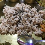 NEPALI CUISINE HUNGRY EYE Dine & Bar - グンドゥルックがかけられたマルシライス（赤米）