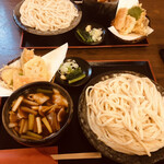 よしふじ - 肉汁うどん　手前大盛、奥普通盛