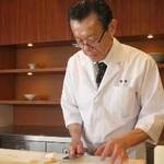 Hamo Tennen Fugu Ginza Fukuwa - 店主が見せる包丁の技