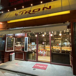 VIRON - 店舗外観。左手に、クレープの窓口がある。