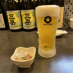 中華酒場 ゆたか - とりあえずの生ビールとお通しのお刺身（なんのお刺身か失念）