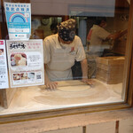 うちたて家 - 店頭の実演（生地は自家製麺所から直送）