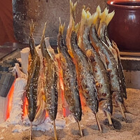 たでの葉 - 鮎を焼いてます