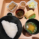 蓬左茶寮 - 食事　蓋を開けたところ