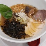 みなとや - ピカピカの牛骨醤油ラーメン(^o^)v