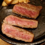 洋食屋牛銀 - なかなか美味しいねえ、、、でも、
            前よりも脂の旨さを感じない？
            
            前回の金額とは変わってないので
            これはお肉のグレードが下がってるのかな
            脂身のサシが減ってるっぽい印象の味わい。