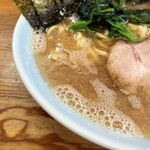 ラーメン 竜家 - 鶏油たっぷりのスープは獣感があります。