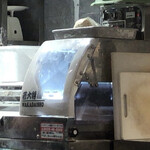 うどん 萬田次郎 - この機械が麺をカットしてます