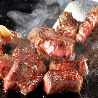全国から厳選した肉を贅沢に堪能できる肉料理専門店