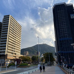 ごはんばー - お店近くからみえる北九州のシンボル皿倉山