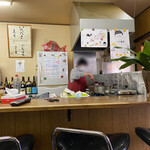 ごはんばー - 店内雰囲気と調理をする妹さん