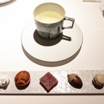 AZUR et MASA UEKI - ハーブティーとプティフール Infusion vert et Mignardises