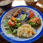 188056636 - プレートにおかずがいっぱい。琵琶湖の魚、わかさぎ、もろこは美味しいです。野菜は畑でとれたものだそう。