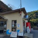 汀の精 - 堀切港には、待合所があります。中に、BIWAKOビエンナーレ2022沖島会場のA3チラシが置いていました。