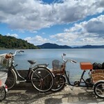 汀の精 - 店舗前の道に自転車がとまっていました。高齢化が進む沖島では、三輪自転車がたくさんありました。