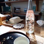 汀の精 - お水のボトル。日が射してキレイ。