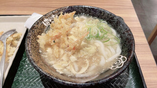 Hanamaru Udon - かき玉うどん(小)にかき揚げを少しずつ入れて食べる