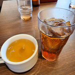 ハローコーヒー - ドリンクバーで淹れてきたウーロン茶と、おかわり自由のスープ。