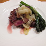 洋飯屋　LAYLA - ステーキとトロトロの玉ねぎ。皮をむいた柔らかい地元産のアスパラ