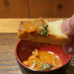 根津 焼鳥 照隅 - 鳥煮込みトマト風味、根津のパンと