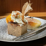 根津 焼鳥 照隅 - レバパテのパルフェとドライ無花、鬼灯