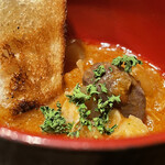 根津 焼鳥 照隅 - 鳥煮込みトマト風味、根津のパンと