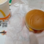 マクドナルド - R4.10:ふわふわバンズのベーコンエッグ マックサンドで朝マック。たまごの黄身は一部半熟で嬉しい。