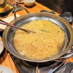 ばん鶏 - 〆の麺も旨い。