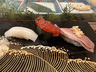 Kiku sushi - イカ、スジコ、イワシ