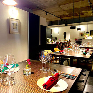 4名席をゆったり2名様で。道産木のお席でつい長居をしてしまう。寛ぎのひと時