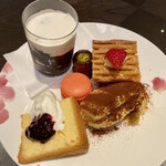 LOBBY CAFE FASCINO - 2ndディッシュ。フレッシュなコーヒーゼリー、苺のミルフィーユ、プチマカロン&カヌレ、シフォンケーキ、ラム酒が薫るティラミス。