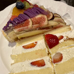 LOBBY CAFE FASCINO - 1stディッシュ。嬉しくて写真を撮る前に稲妻を走らせてしまったが、ショートケーキがボリューミー。