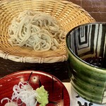 たでの葉 - 〆の手打ち蕎麦
      北海道は弟子屈町の蕎麦粉を使った二八蕎麦、やはり小鶴氏の手打ち蕎麦はサラッといただけて締めにぴったりです♪